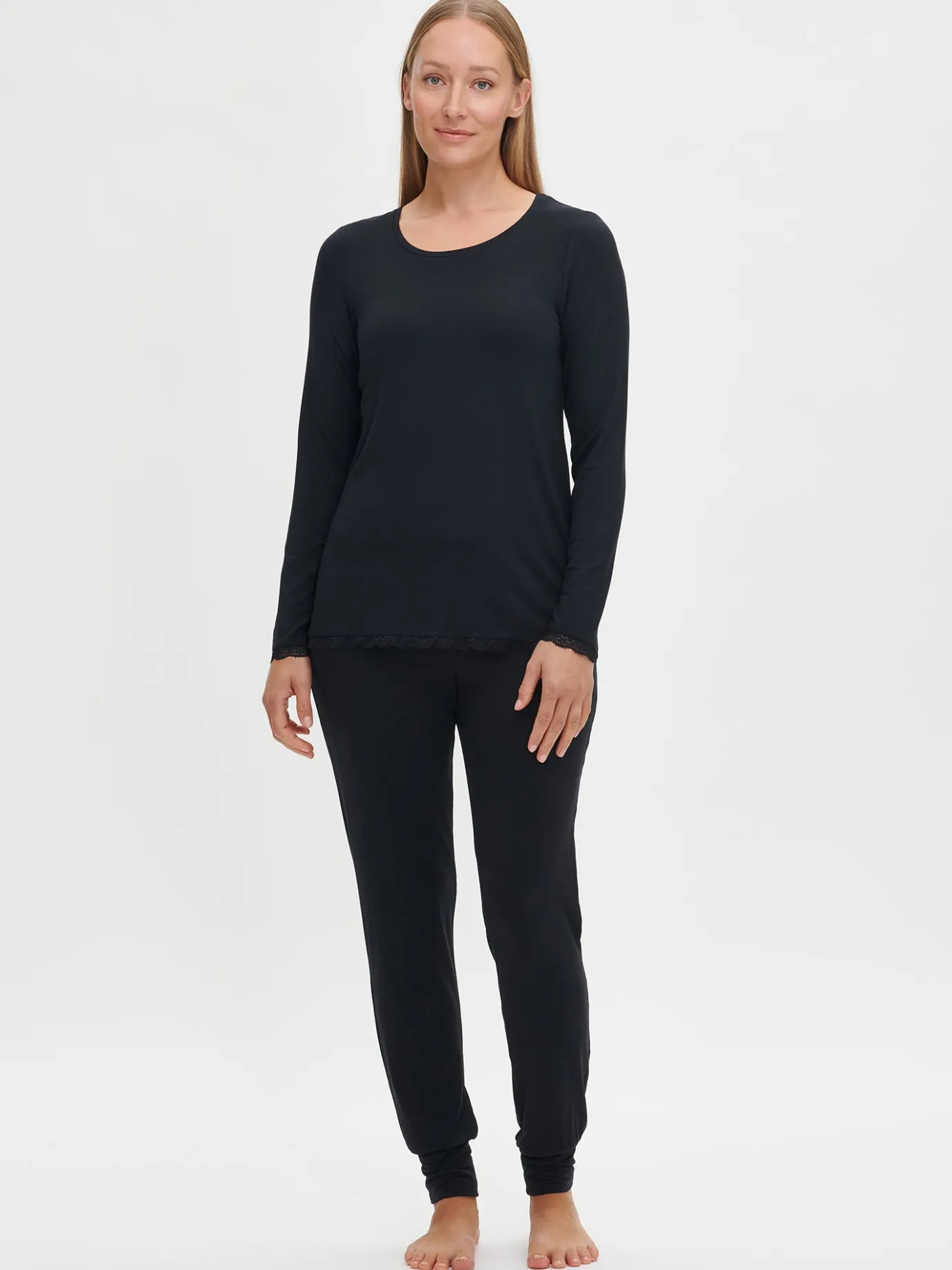 Yöasut Ja Oloasut-Nanso PITSI paita - Musta